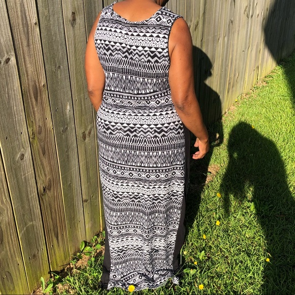 NWOT BLACK AND WHITE AZTEC PRINT SIDE SLIT MAXI DRESS - Picture 4 of 6